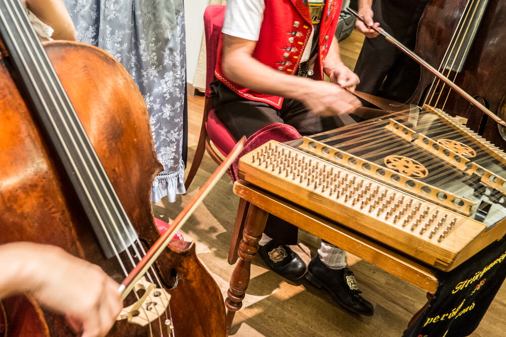 32.ENTDECKEN SIE DAS HACKBRETTSPIEL