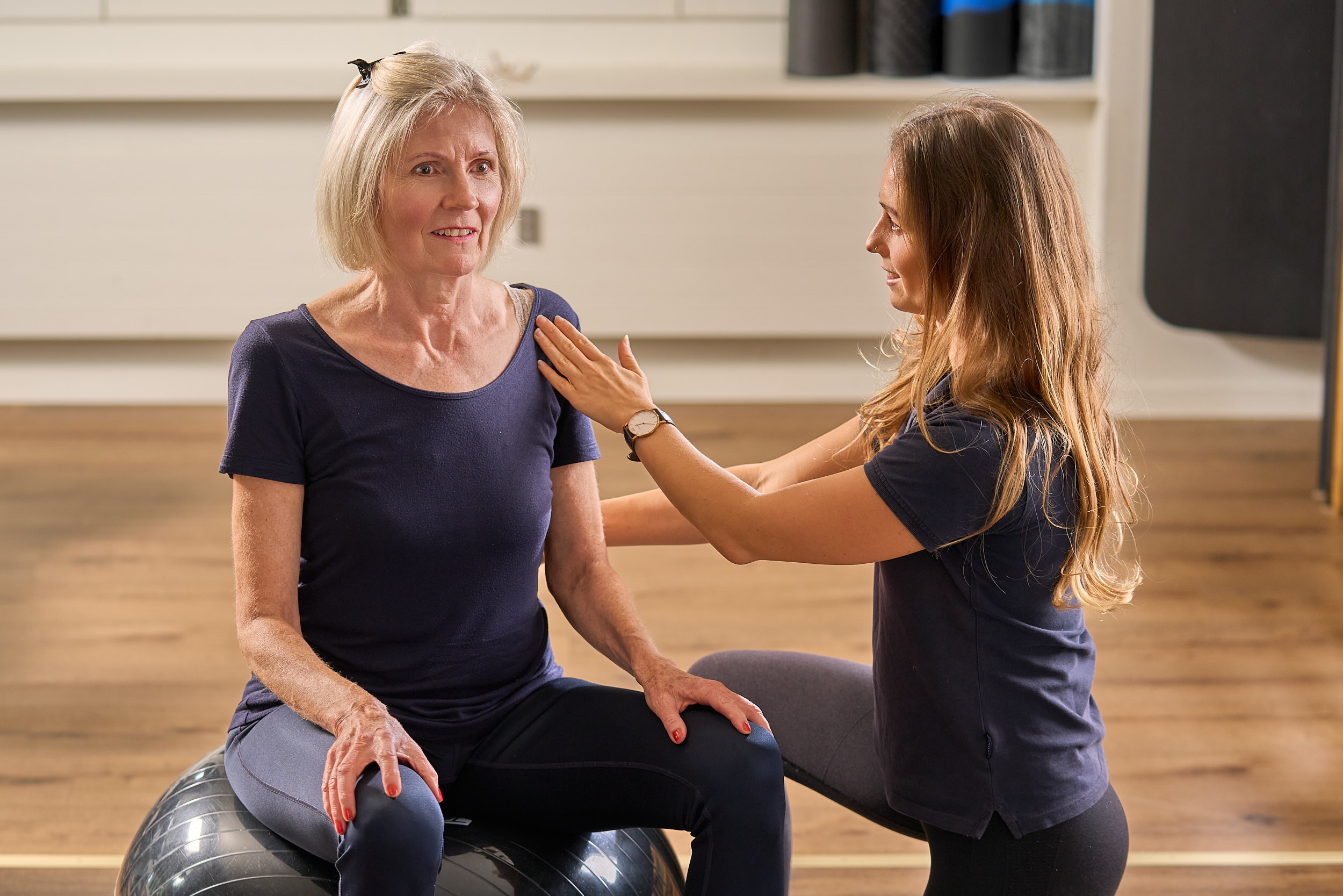 Fitness Frau Trainiert Mit Trainerin