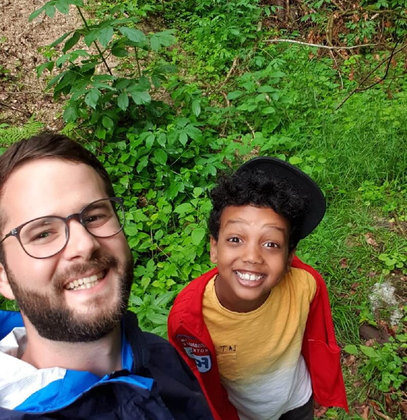 junge_und_mann_im_wald.jpg