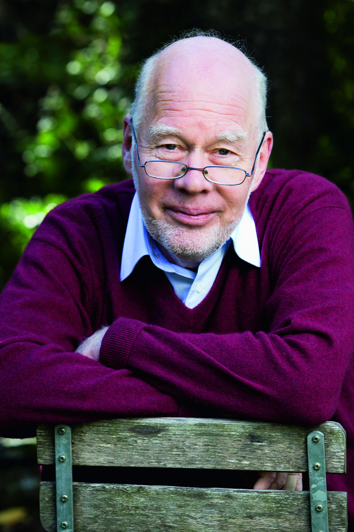 Lukas Hartmann, Schriftsteller, Foto in seinem Garten, in Spiegel bei Bern.