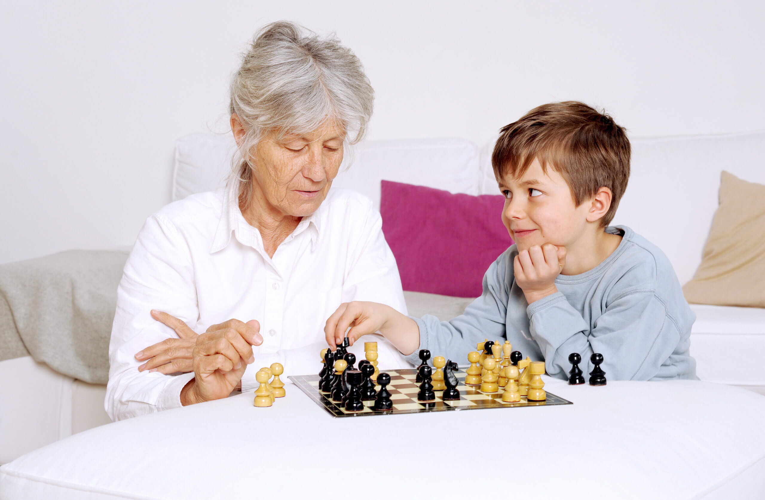 Oma Und Enkel Spielen Schach