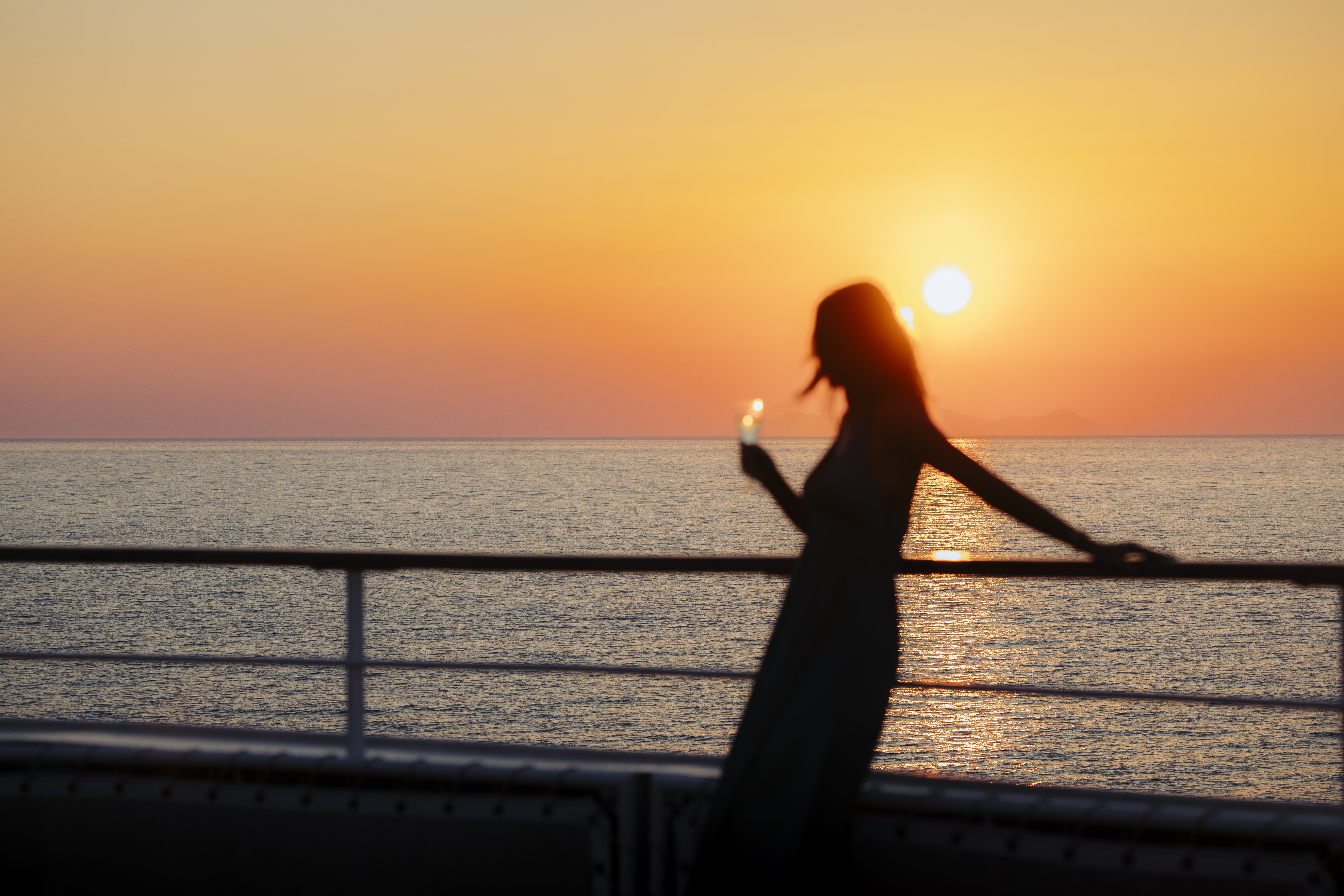 0O5A0424 Au180724 Austral Cyclades Pont Exterieur Coucher Soleil Champagne Grece Mediterrannee©ponan